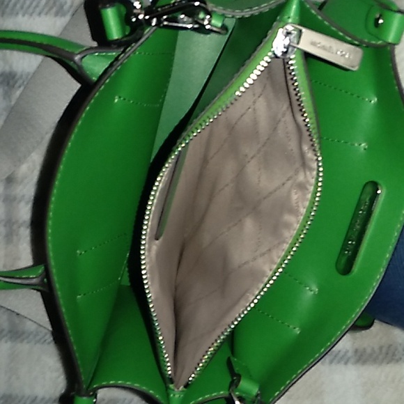 Micheal Kors green leather crossbody handbag - Picture 7 of 7